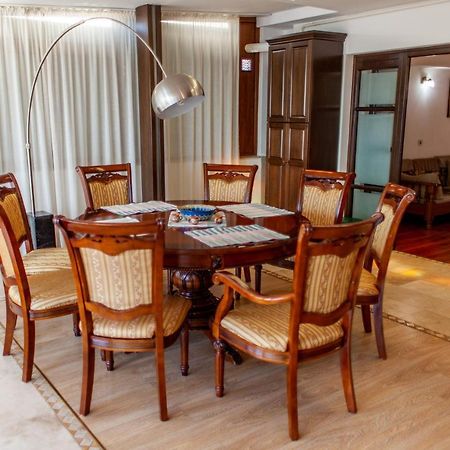 Spacious Apartment In City Centre Iasi Buitenkant foto